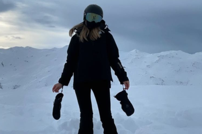 La modelo Lily Phillips también tiene tiempo para disfrutar de la nieve.