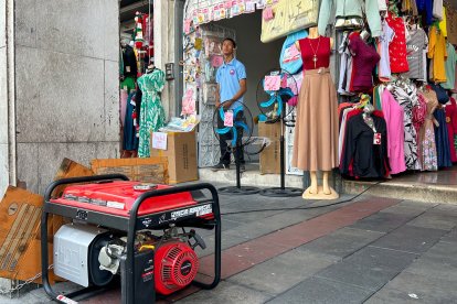 Apagones obligan a negocios a adaptarse con equipos de respaldo.