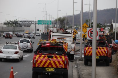 Debido al incendio forestal en la autopista, se produjo un leve tráfico.
