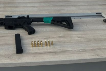 A los menores se les encontró un fusil y un revólver.
