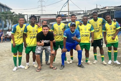 El equipo Sin Crema se quedó con el titulo de campeón 2024 de la Liga Barrial Santiago Bernabéu.