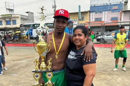 José Caicedo le dedicó el campeonato a su madre, Mirella León.