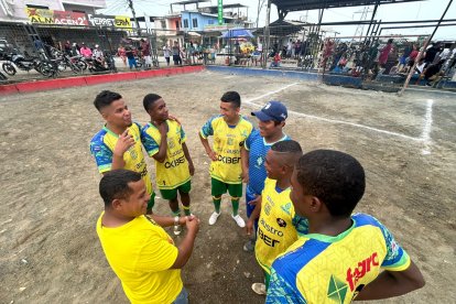 El DT Óscar Tuárez dando una pequeña charla antes de la final. Fue una inyección de fe.