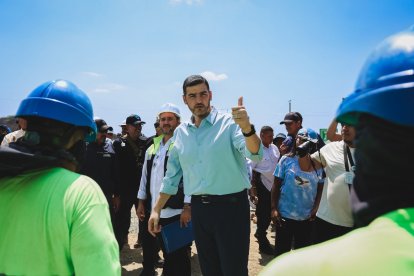 El alcalde Aquiles Álvarez durante un recorrido.