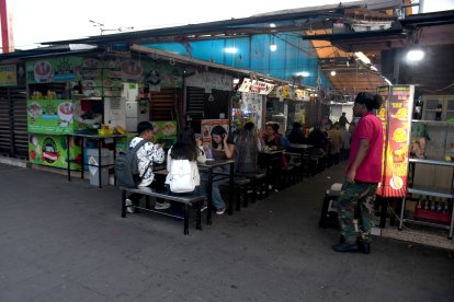 En Solanda hay varios patios de comida en donde pueden degustar los quiteños.