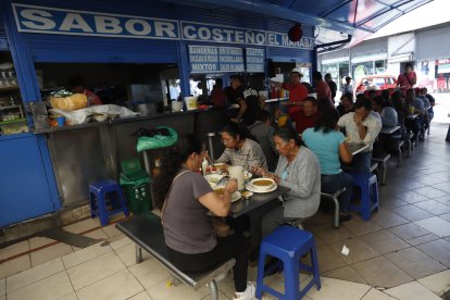 El patio de comidas ubicado debajo del Puente del Guambra es muy tradicional para pasar el chuchaqui.
