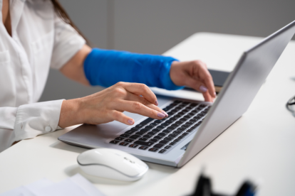 La atención en salud, aunque criticada, es uno de los beneficios de la seguridad social en Ecuador.