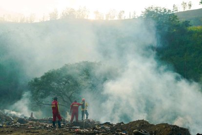 Bomberos combaten un incendio en Esmeraldas.