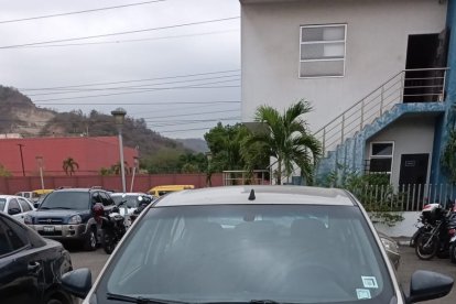 Uno de los carros incautados por agentes policiales.