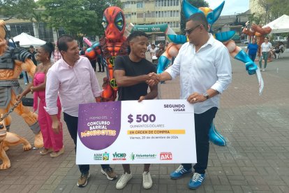 Más personas que ganaron premios de los Años Viejos.