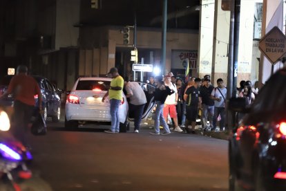 Para agarrar pasajeros, se estacionan donde les da la gana.