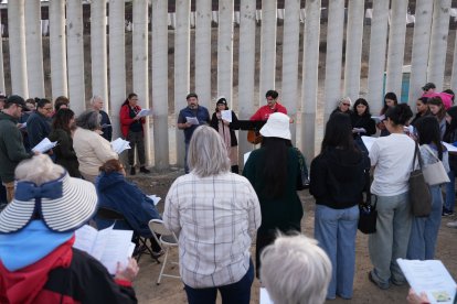 Grupos de defensa de los migrantes realizan una protesta en la muralla que divide a Estados Unidos de México.