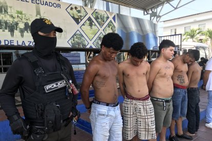 Los cinco detenidos por la policía.
