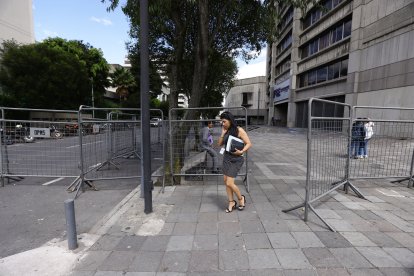 La calle Juan León Mera permanece cerrada a causa de las vallas colocadas en la Fiscalía.