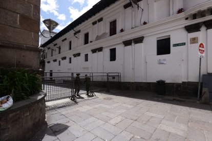 Quienes caminan por la calle Benalcázar no pueden ingresar por la Sucre, también fue cerrada con vallas.