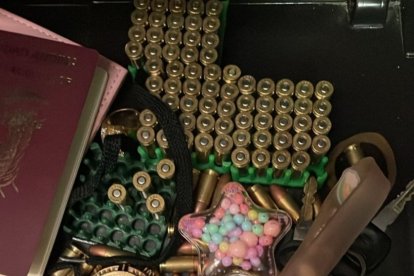 En los allanamientos se encontró chalecos policiales, armamento y municiones.