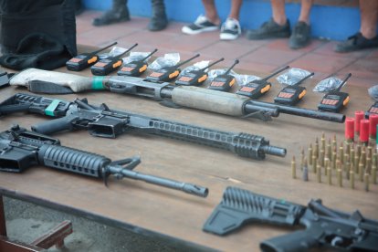 Entre las evidencias hay armas y municiones.