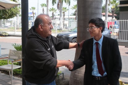 El reportero conversaba con las personas que se le acercaban a saludarlo.