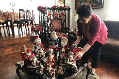 En la casa donde está el pesebre se ama tanto la Navidad que cuando llega la fecha se ponen muchos adornos.