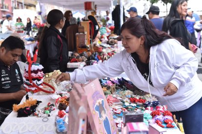 Comerciantes informales también participan en la feria.