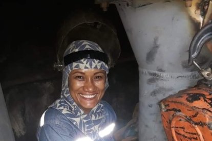 Es soldadora profesional, faceta que combina con su trabajo social.