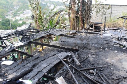 Así quedó la casa de Ivanna hace un mes cuando fue consumida por el fuego.