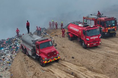 Miembros del Cuerpo de Bomberos trabajan en apagar las llamas del lugar.