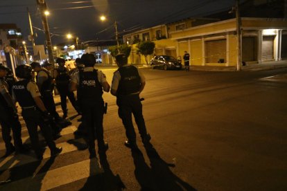 Policías acordonaron la escena del crimen para levantar indicios.