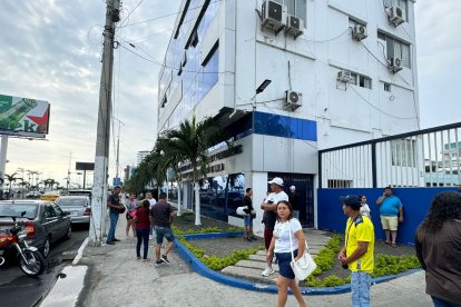 Las autoridades siguen en la búsqueda de los pescadores desaparecidos en Manta.