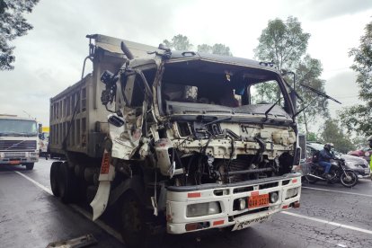 Así quedó la volqueta en la que quedó atrapado el conductor.