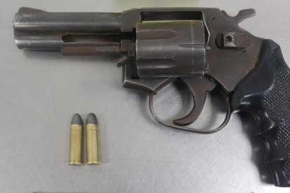 Los individuos habrían atacado con este revólver a los agentes.