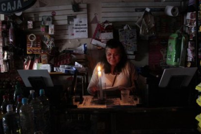 Algunos ciudadanos usan velas para iluminar sus domicilios durante los apagones.