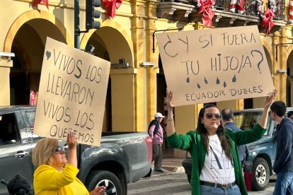 La protesta en Cuenca por los niños de Las Malvinas.
