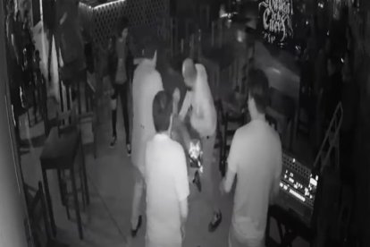 Los atacantes lo patearon en el suelo.