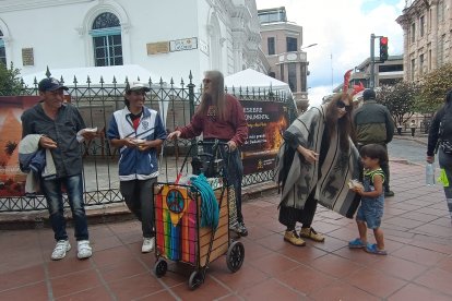 Peter Dudar recorre la capital azuaya con su labor social.