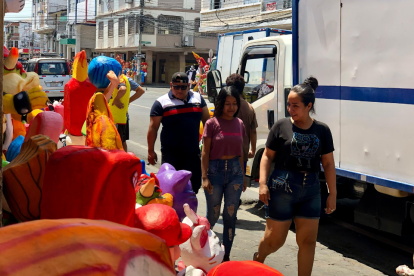 La 6 de Marzo es el sector con más visitas para comprar monigotes por tradición.