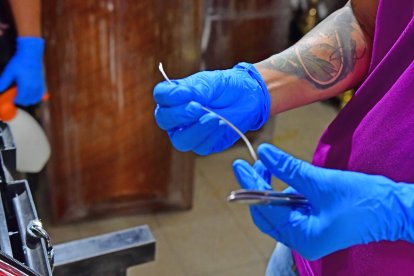 Los compañeros alistan los cadáveres para que puedan ser velados. Les colocan formol, los maquillan y los visten.