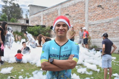 A más de los obsequios, los niños disfrutaron de espuma en el patio de la casa de López.