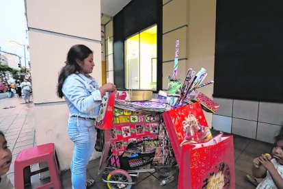 Los ‘envuelveregalos’ se sorprende cada día con las solicitudes de los clientes.