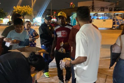 Solidaridad fuera del hospital de El Niño de Guayaquil.