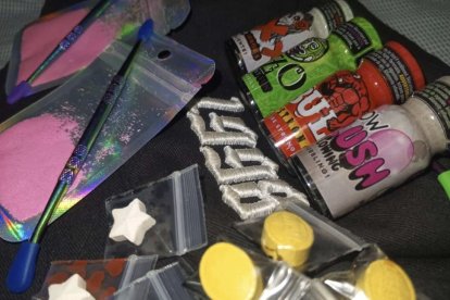 Los expendedores muestran en las redes sociales las diferentes drogas que tienen disponibles para la venta.