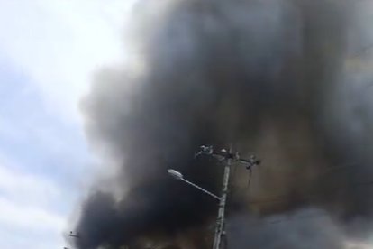 El incendio empezó antes de las 12:00 e inmediatamente fue atendido por bomberos.