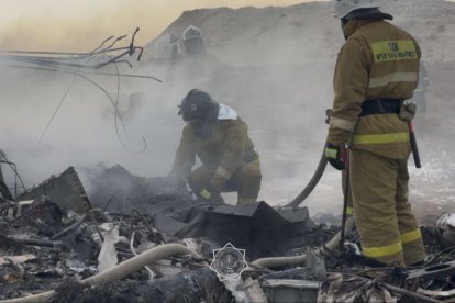 Bomberos también acudieron a socorrer el fuego. Hasta el momento, se contabilizan 38 víctimas.