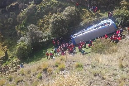 El bus se precipitó al fondo de la quebrada en una curva.