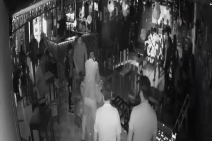 Momento en el que golpeaban en el suelo a Roberto.