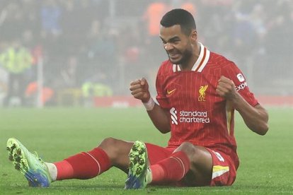 Cody Gakpo celebra su gol durante el partido de la Premier League que han jugado Liverpool FC y Leicester City.