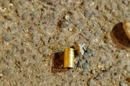 Los casquillos quedaron en la escena del crimen.