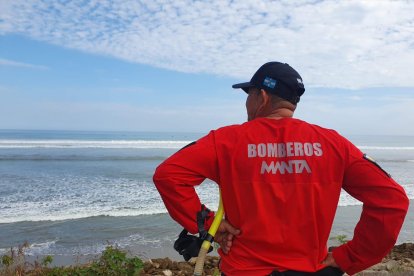 Personal del Cuerpo de Bomberos también ayuda a las labores de búsqueda.