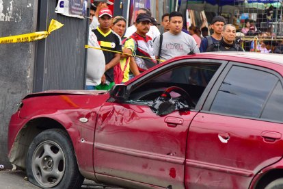El conductor baleado manejaba este carro color concho de vino.