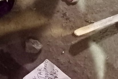 Este mensaje correspondería a miembros de Los Lobos, quienes son enemigos de Los Choneros.